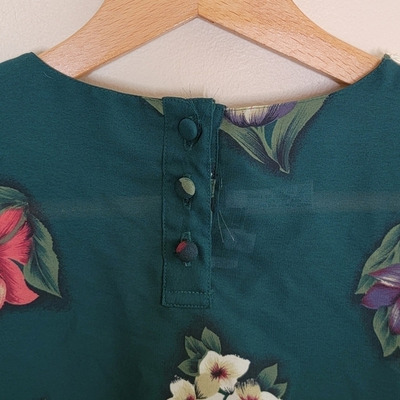 Vintage Laura & Jayne Collection | Floral Blouse with Faux Pearl Detail - Picture 5 of 6